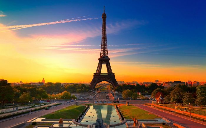 Tháp Eiffel lung linh, huyền ảo